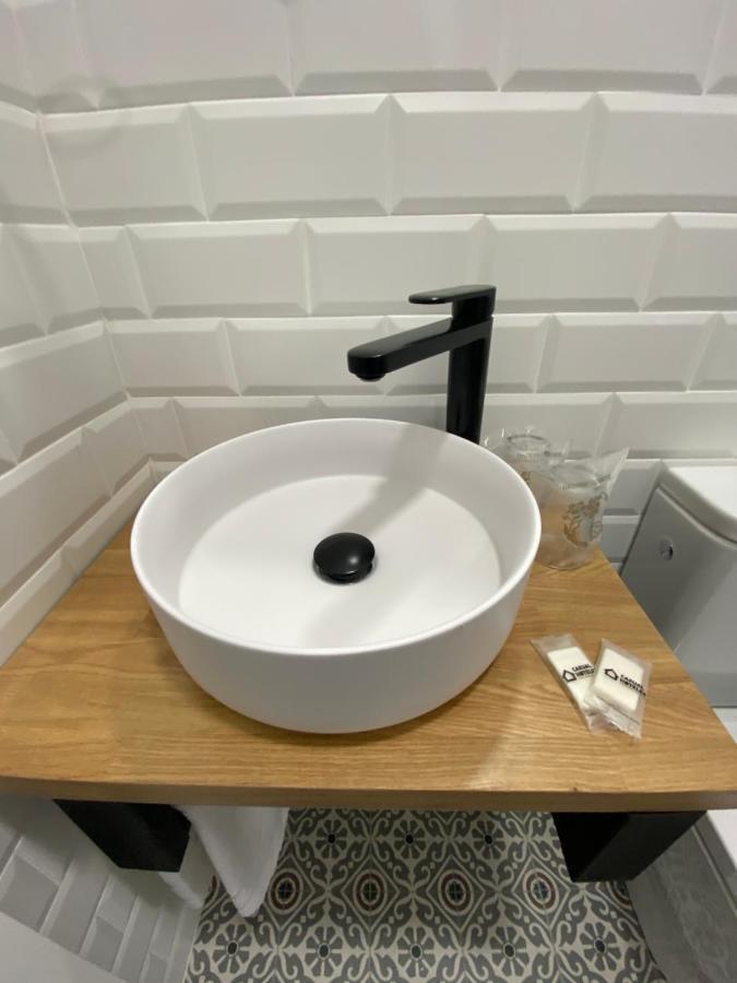 Casual Mardones Hotel Bilbao Kültér fotó A modern vessel sink