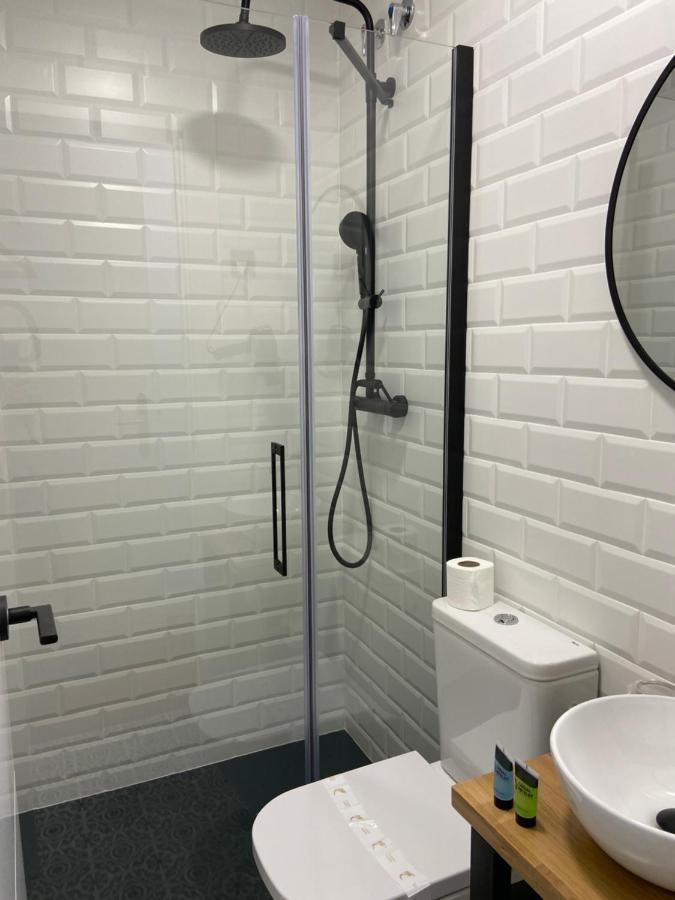 Casual Mardones Hotel Bilbao Kültér fotó A shower enclosure