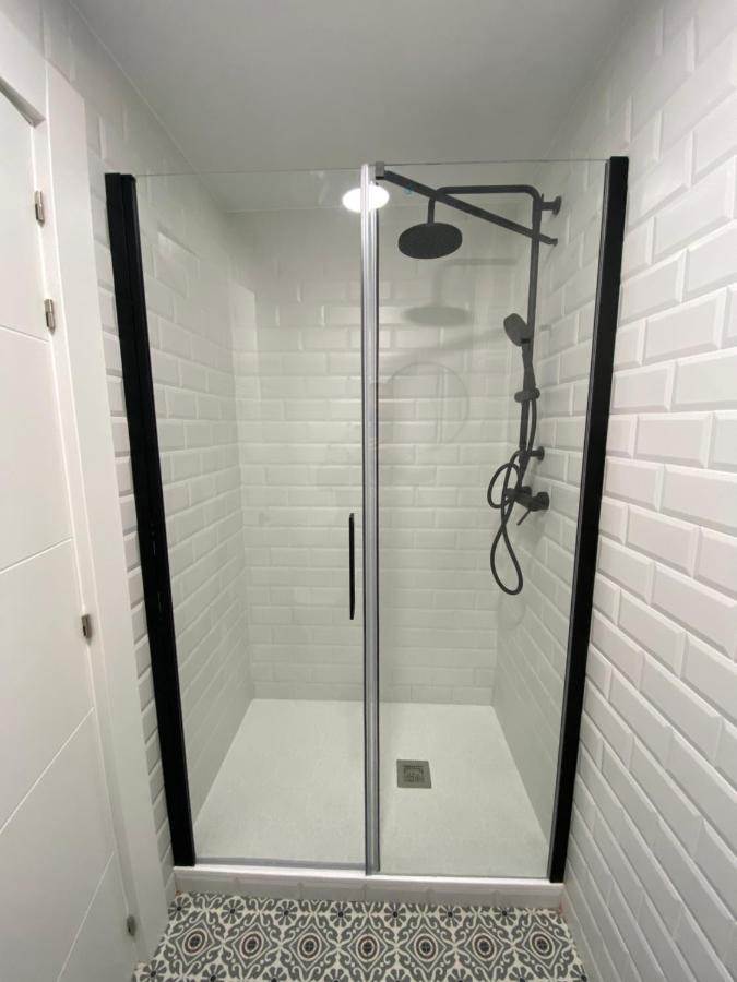 Casual Mardones Hotel Bilbao Kültér fotó A shower cubicle