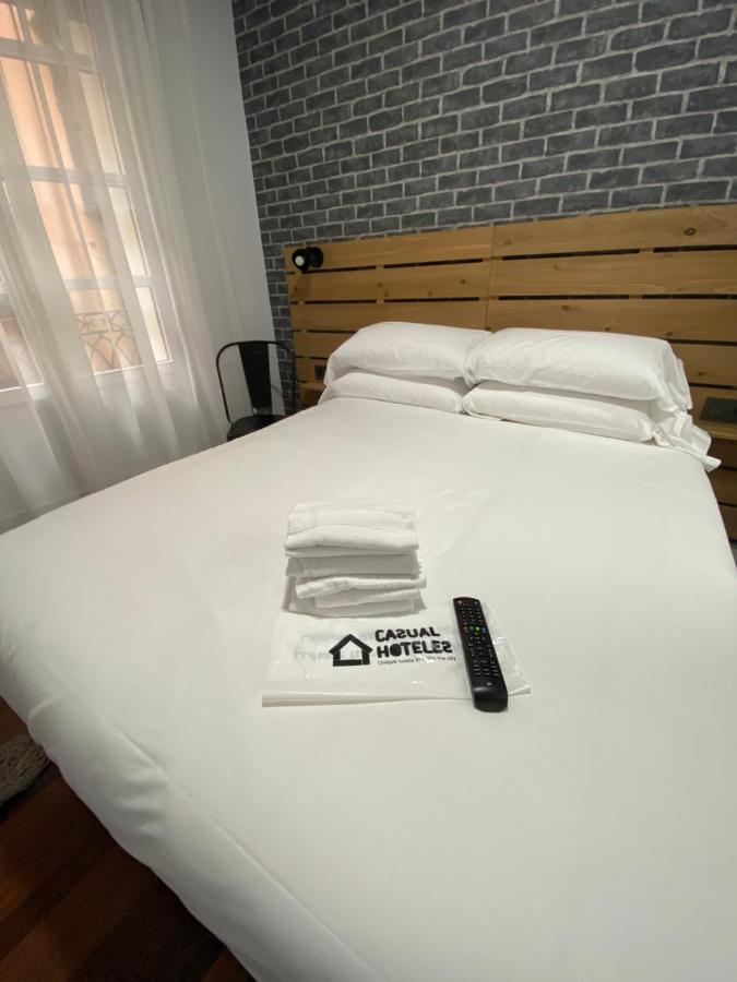 Casual Mardones Hotel Bilbao Kültér fotó A room at Casual Hotel 22