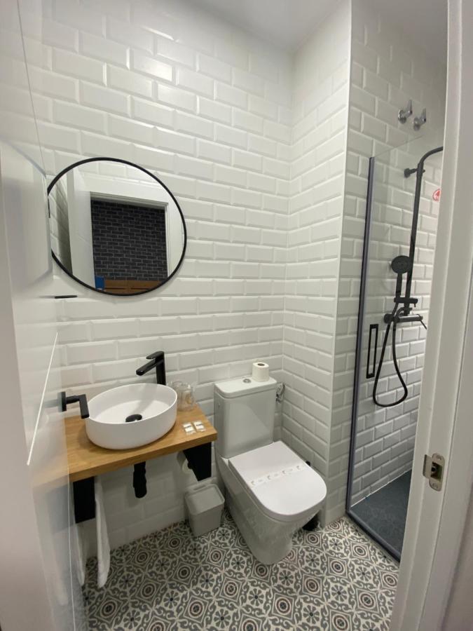 Casual Mardones Hotel Bilbao Kültér fotó Bathroom with shower enclosure