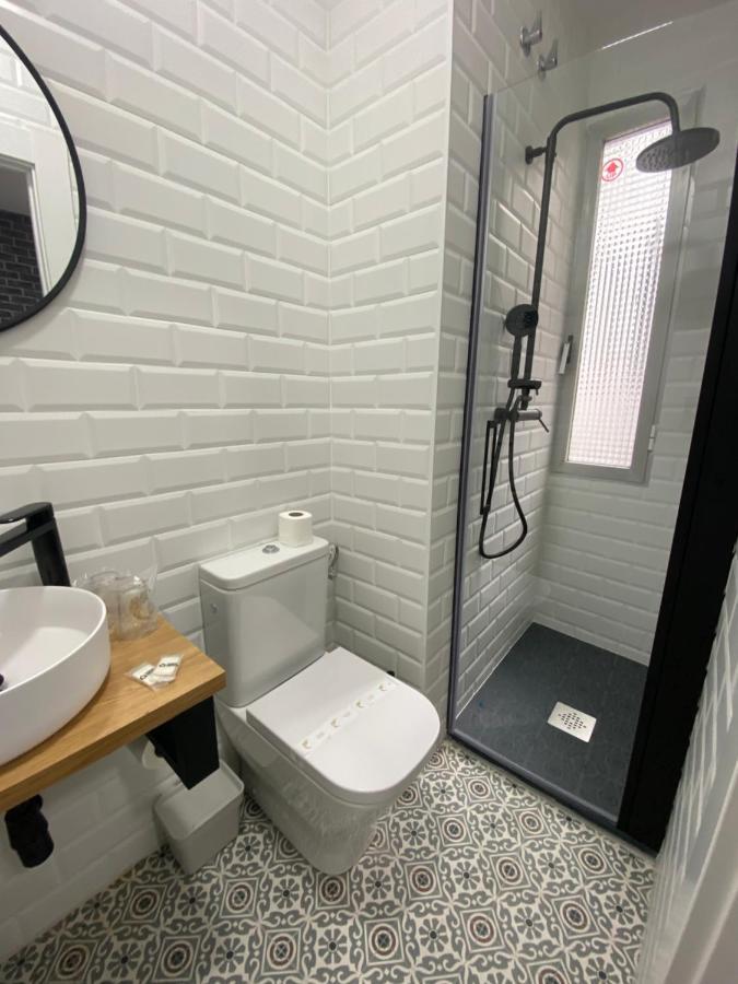 Casual Mardones Hotel Bilbao Kültér fotó Bathroom with shower