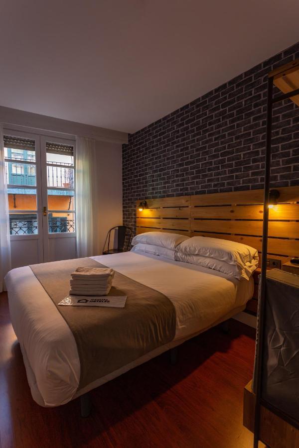 Casual Mardones Hotel Bilbao Kültér fotó A bedroom at the Hotel 925